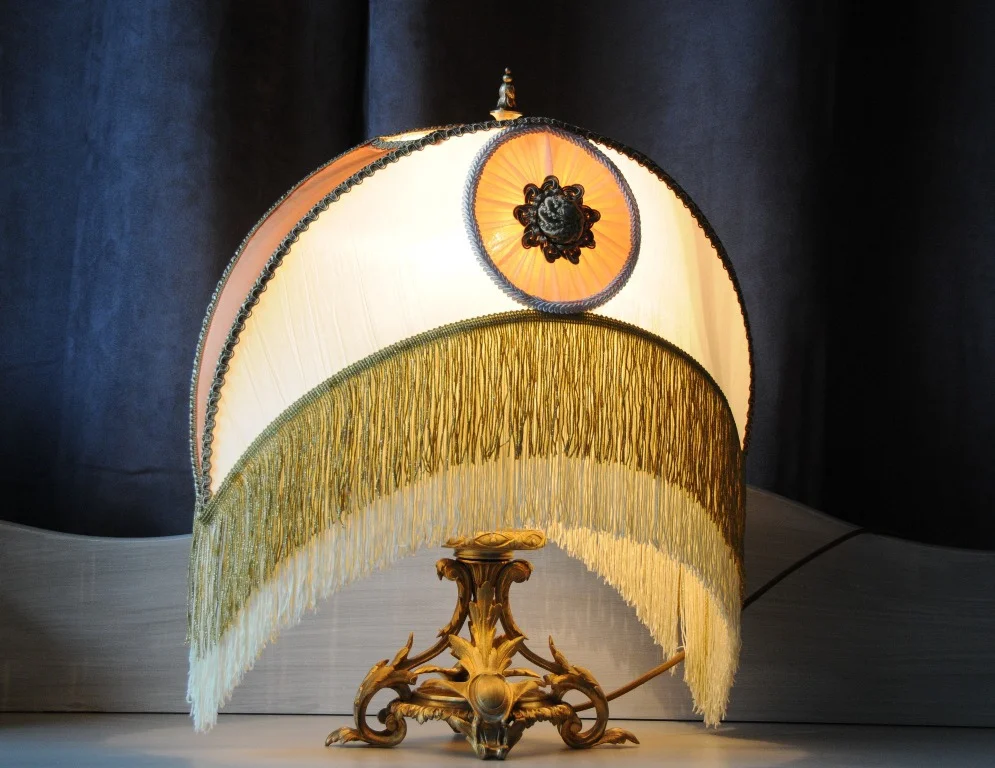 luminaires-lampe-couture-style-victorien-so-british-allumé Abat-jour de style, forme victorienne croissant de lune
