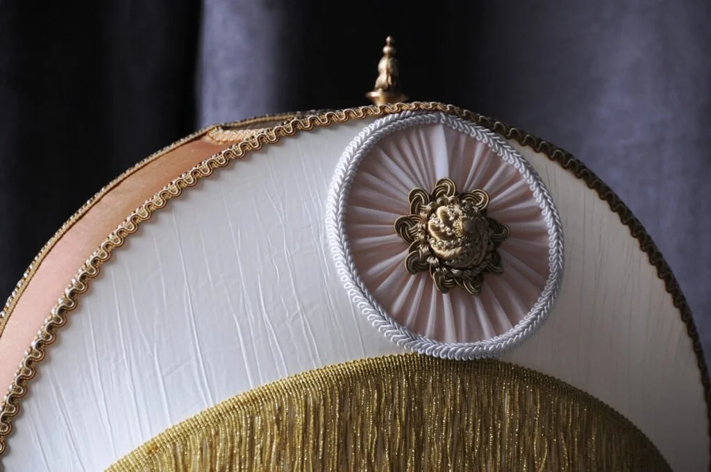 luminaires-lampe-couture-style-victorien-so-british-gros-plan8