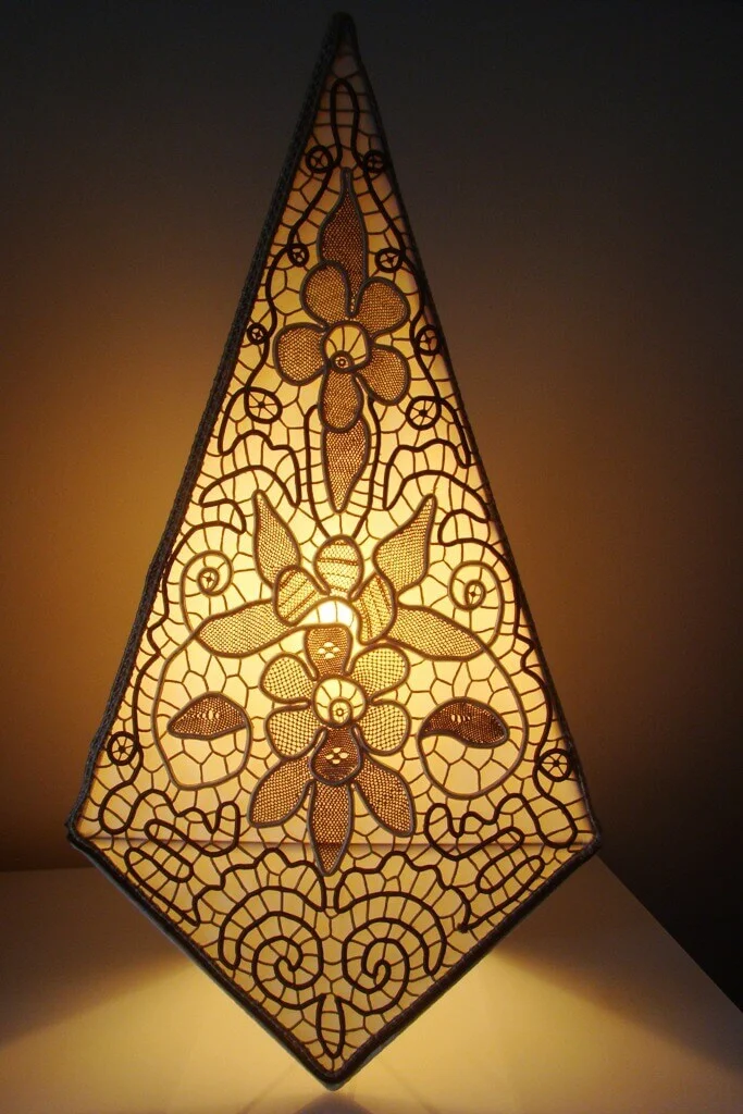Création d'un abat-jour en triangle lumineux
