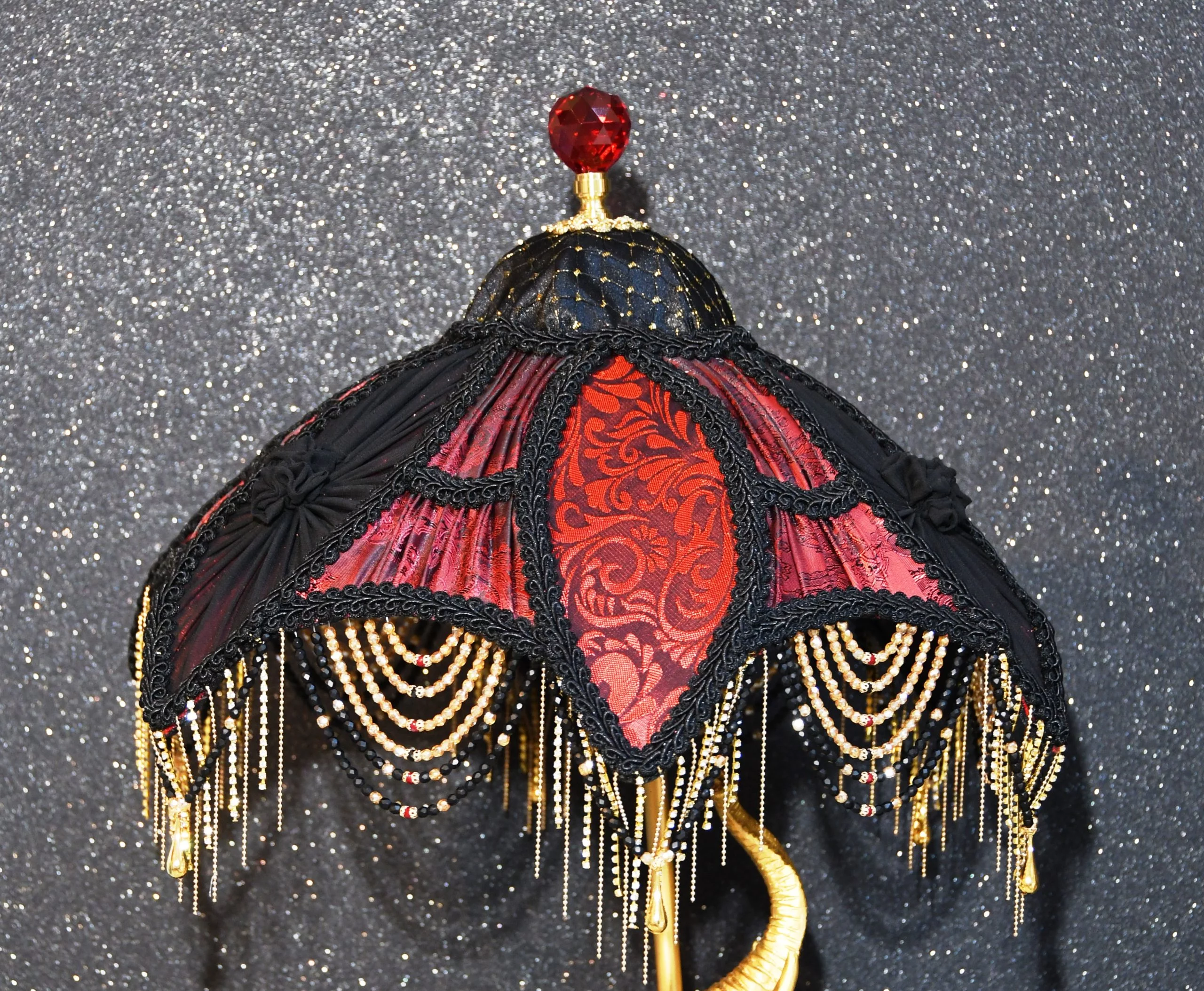 abat jour tulipe style victorien symbad rouge et noir avec frange perlée. abat jour tulipe style victorien symbad rouge et noir avec frange perlée.