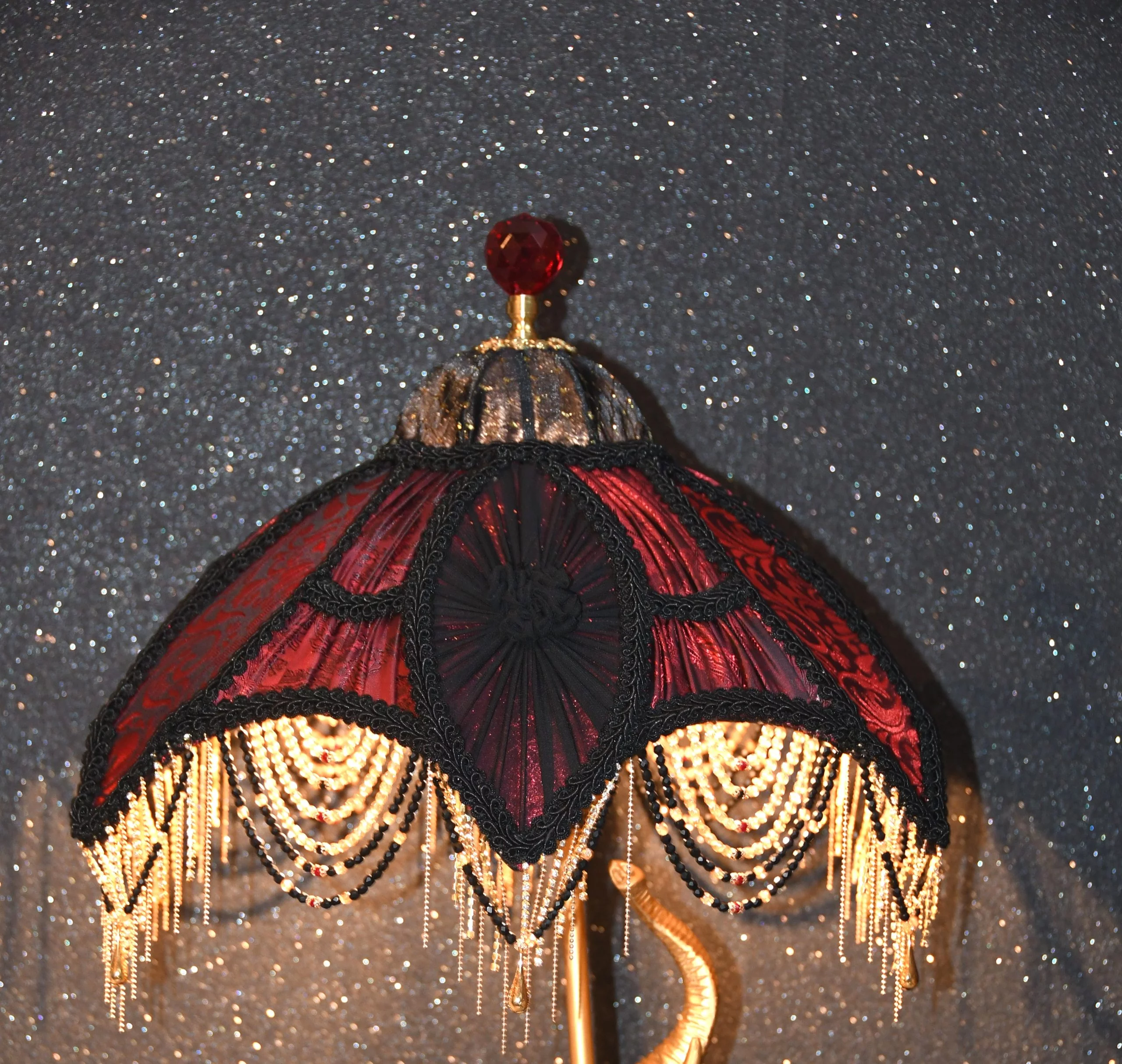 abat jour tulipe style victorien symbad rouge et noir avec frange perlée. abat jour tulipe style victorien symbad rouge et noir avec frange perlée.