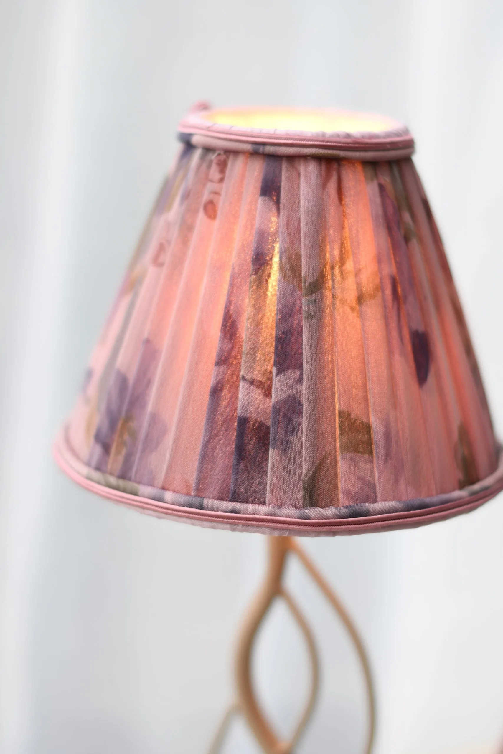 petit abat jour couture en mousseline fleurie, plissé à la main, qui diffuse une lumière douce et poétique dans vos intérieurs.