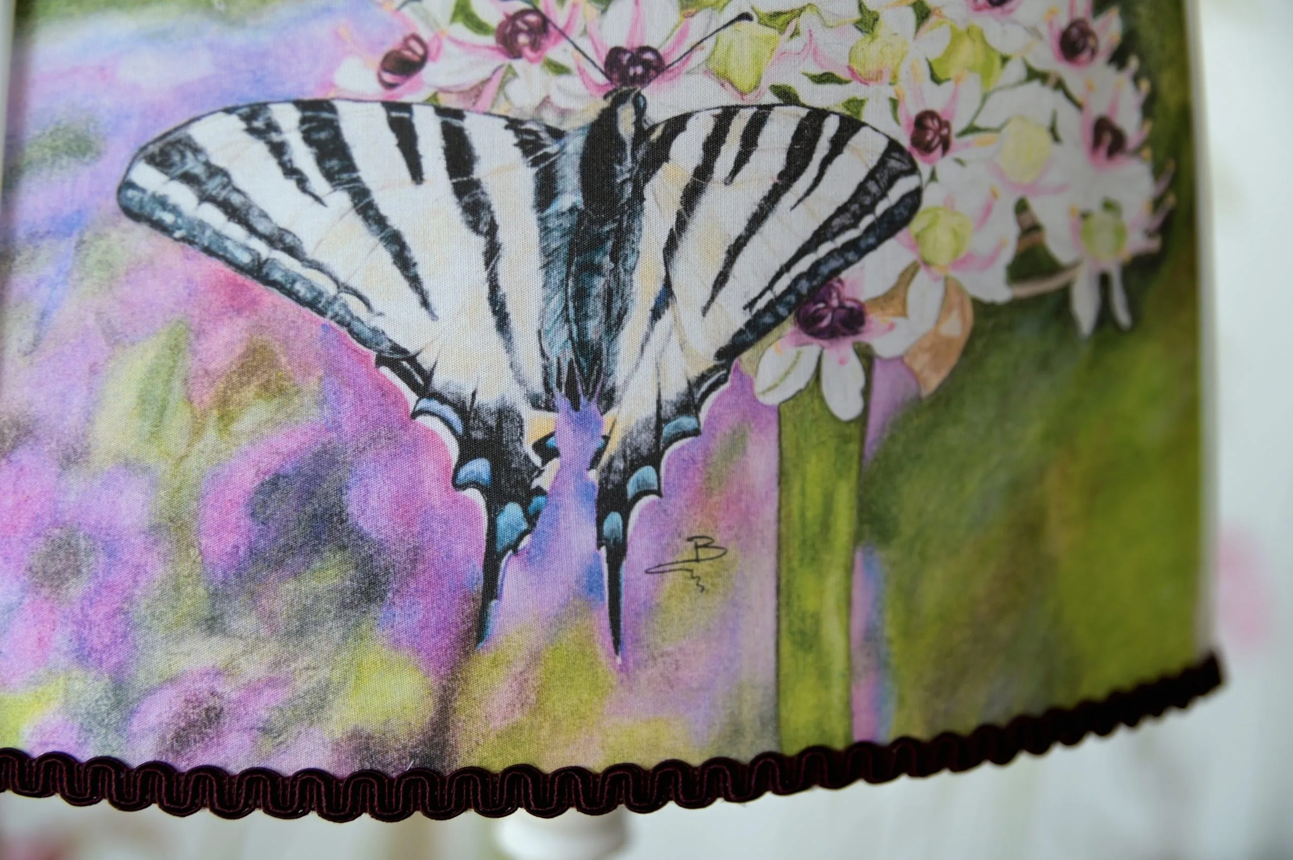 abat jour rectangle , motif papillon machaon peint à la main à l'atelier